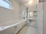 【Bath Room】
浴室暖房換気乾燥機搭載1坪バスルーム。
足を伸ばしてゆったりと浸かれるのはもちろん、洗い場も広さがあるので立ったりしゃがんだりする動作もスムーズに行えます。
