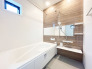 【Bath Room】
浴室暖房換気乾燥機搭載1坪バスルーム。
足を伸ばしてゆったりと浸かれるのはもちろん、洗い場も広さがあるので立ったりしゃがんだりする動作もスムーズに行えます。
