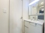 【Wash Room】
機能美とデザイン性を両立させた3面境仕上げの洗面化粧台。
視覚的に広がり感を持たせるだけでなく、機能的にも優れています。
