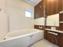 【Bath Room】
浴室暖房換気乾燥機搭載1坪バスルーム。
足を伸ばしてゆったりと浸かれるのはもちろん、洗い場も広さがあるので立ったりしゃがんだりする動作もスムーズに行えます。

