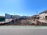 【外観】（4月上旬撮影）
住宅性能評価7項目において最高等級取得の永く安心して暮らせる住まい設計。耐震等級3取得で地震にも強い住宅となっています。
人気のオープンキッチン仕様の開放的なリビングルーム。