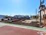【外観】（4月上旬撮影）
保育園・小学校が徒歩10分圏内に点在しているため、共働きの子育て世帯にも安心の住環境。