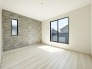 【施工例写真：Room】
バルコニーに面している2面採光の居室には、大きな窓が採用されていて、居室を明るく穏やかな空間を創り出してくれます。