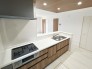 【施工例写真：Kitchen】
開放感あるカフェスタイルのおしゃれなフルオープンキッチン採用！リビング全体が見渡せられるので、子供の様子を見ながら、家族との会話を楽しみながら料理ができます！