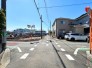 【前面道路】（4月上旬撮影）
保育園・小学校が徒歩10分圏内に点在しているため、共働きの子育て世帯にも安心の住環境。