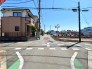 【前面道路】（4月上旬撮影）
スーパーまで徒歩1分で行くことが可能な好立地。多く買い込んでしまったり、急な買い出しでも困ることなく、生活を豊かにしてくれます。