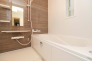 【Bath Room】
浴室暖房換気乾燥機搭載1坪バスルーム。
足を伸ばしてゆったりと浸かれるのはもちろん、洗い場も広さがあるので立ったりしゃがんだりする動作もスムーズに行えます。
