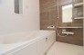 【Bath Room】
浴室暖房換気乾燥機搭載1坪バスルーム。
足を伸ばしてゆったりと浸かれるのはもちろん、洗い場も広さがあるので立ったりしゃがんだりする動作もスムーズに行えます。
