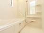 【Bath Room】
浴室暖房換気乾燥機搭載1坪バスルーム。
足を伸ばしてゆったりと浸かれるのはもちろん、洗い場も広さがあるので立ったりしゃがんだりする動作もスムーズに行えます。
