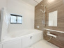 【Bath Room】
浴室暖房換気乾燥機搭載1坪バスルーム。
足を伸ばしてゆったりと浸かれるのはもちろん、洗い場も広さがあるので立ったりしゃがんだりする動作もスムーズに行えます。

