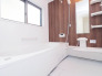 【Bath Room】
浴室暖房換気乾燥機搭載1坪バスルーム。
足を伸ばしてゆったりと浸かれるのはもちろん、洗い場も広さがあるので立ったりしゃがんだりする動作もスムーズに行えます。
