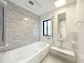 【Bath Room】
浴室暖房換気乾燥機搭載1坪バスルーム。
足を伸ばしてゆったりと浸かれるのはもちろん、洗い場も広さがあるので立ったりしゃがんだりする動作もスムーズに行えます。
