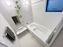 【Bath Room】
浴室暖房換気乾燥機搭載1坪バスルーム。
足を伸ばしてゆったりと浸かれるのはもちろん、洗い場も広さがあるので立ったりしゃがんだりする動作もスムーズに行えます。

