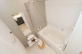 【Bath Room】
浴室暖房換気乾燥機搭載1坪バスルーム。
足を伸ばしてゆったりと浸かれるのはもちろん、洗い場も広さがあるので立ったりしゃがんだりする動作もスムーズに行えます。
