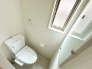 【Toilet】（1階）
各階にトイレがあるので、朝の慌ただしい時間帯に混む心配が減ります。わざわざトイレのために階段を昇り降りをせずに済みます。
