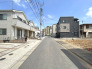 【前面道路】
幼稚園や保育園、小中学校が徒歩13分圏内に点在しており、子育て世代のファミリーでも安心して暮らせます。