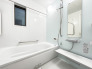 【Bath Room】
浴室暖房換気乾燥機搭載1坪バスルーム。
足を伸ばしてゆったりと浸かれるのはもちろん、洗い場も広さがあるので立ったりしゃがんだりする動作もスムーズに行えます。
