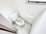 【Toilet】
各階にトイレがあるので、朝の慌ただしい時間帯に混む心配が減ります。わざわざトイレのために階段を昇り降りをせずに済みます。
