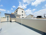 【Roof Balcony】
大きくとられたスペースで洗濯物はもちろん、ガーデニングや日光浴など趣味の場としても利用できます。
ご家族やご友人などで花火やBBQも楽しむことも出来ます。
