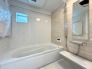 【Bath Room】
浴室暖房換気乾燥機搭載1坪バスルーム。
足を伸ばしてゆったりと浸かれるのはもちろん、洗い場も広さがあるので立ったりしゃがんだりする動作もスムーズに行えます。
