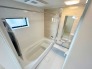【Bath Room】
浴室暖房換気乾燥機搭載1坪バスルーム。
足を伸ばしてゆったりと浸かれるのはもちろん、洗い場も広さがあるので立ったりしゃがんだりする動作もスムーズに行えます。
