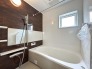 【Bath Room】
浴室暖房換気乾燥機搭載1坪バスルーム。
足を伸ばしてゆったりと浸かれるのはもちろん、洗い場も広さがあるので立ったりしゃがんだりする動作もスムーズに行えます。
