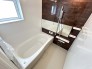 【Bath Room】
浴室暖房換気乾燥機搭載1坪バスルーム。
足を伸ばしてゆったりと浸かれるのはもちろん、洗い場も広さがあるので立ったりしゃがんだりする動作もスムーズに行えます。
