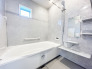 【Bath Room】
浴室暖房換気乾燥機搭載1坪バスルーム。
足を伸ばしてゆったりと浸かれるのはもちろん、洗い場も広さがあるので立ったりしゃがんだりする動作もスムーズに行えます。
