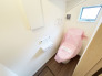 【Toilet】
各階にトイレがあるので、朝の慌ただしい時間帯に混む心配が減ります。わざわざトイレのために階段を昇り降りをせずに済みます。

