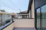 【Wide Balcony】
通常のバルコニーよりも広さがあるので、洗濯物を多く干せるだけでなく、花や観葉植物（ガーデニング）、家庭菜園なども楽しむことも可能。
