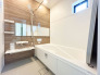 【Bath Room】
浴室暖房乾燥機搭載1坪バスルーム。
足を伸ばしてゆったりと浸かれるのはもちろん、洗い場も広さがあるので立ったりしゃがんだりする動作もスムーズに行えます。
