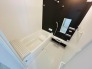 【Bath Room】
浴室暖房換気乾燥機搭載1坪バスルーム。
足を伸ばしてゆったりと浸かれるのはもちろん、洗い場も広さがあるので立ったりしゃがんだりする動作もスムーズに行えます。
