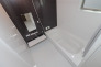 【Bath Room】
浴室暖房換気乾燥機搭載1坪バスルーム。
足を伸ばしてゆったりと浸かれるのはもちろん、洗い場も広さがあるので立ったりしゃがんだりする動作もスムーズに行えます。
