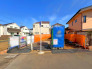 【外観：3月撮影】澄み渡る青空のもと、穏やかな時間が流れる住まい。周辺の街並みに調和し、日々の暮らしに心地よい彩りを添える環境がここにあります。


