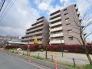 【外観】
公園が敷地に隣接しているので小さなお子様と行きやすく、子育て世帯も安心の環境。
スーパーやコンビニなど商業施設も徒歩9分圏内にあり、日々のお買い物や休日のまとめ買いなども行き来しやすい距離で便利な立地！