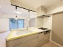 【Kitchen】
洗練されたデザインと温かみのある木目調が調和する、心地よい空間。広々としたシンク周りは作業もしやすく、毎日の料理を快適にサポートします。窓から見える景色も、穏やかな暮らしを予感させます
