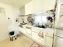 【Kitchen】
毎日の暮らしに寄り添う、温かみのある空間。自然な光が心地よく、穏やかな時間が流れます。使い勝手の良さを感じさせる、機能的で整然とした設えが、住まう人の心地よさを叶えます

