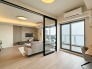 【Room：4.7帖】
洗練されたデザインと落ち着いた色調が調和する空間。窓の外に広がる開放的な眺望が、日々の暮らしに彩りを与えます。