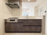 【Kitchen】
洗練されたデザインと機能性が調和する空間。温かみのある木目調の天井が、落ち着いた雰囲気を演出し、日々の暮らしに心地よい彩りを与えます

