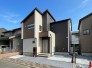 【外観】 異素材を組み合わせた現代的なフォルムが目を引く、街並みに洗練された印象を与える佇まいです。落ち着いた色合いの重なりが、住まいとしての深みと静かな存在感を醸し出し、これからの暮らしの期待を高めます