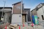 3号棟 【外観】
異素材を組み合わせた現代的なフォルムが目を引く、街並みに洗練された印象を与える佇まいです。落ち着いた色合いの重なりが、住まいとしての深みと静かな存在感を醸し出し、これからの暮らしの期待を高めます