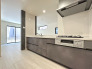 【Kitchen】
洗練されたモノトーンの色調が空間全体を引き締め、無駄のないすっきりとした佇まいが日々の暮らしに静かな調和をもたらします。