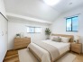 【Room：6.1帖】
天井の勾配が空間に奥行きを与え、無垢な質感と穏やかな色調が調和する、心落ち着くプライベート空間が広がります
本画像はCGで作成しており、実際に現地に家具は配置しておりません。また、価格に家具は含まれません。
