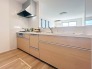 【Kitchen】
余白の美しさを活かした開放感のある空間は、日々の暮らしに心地よい調和をもたらし、住まう人の個性を穏やかに引き立てる落ち着いた佇まいとなっています
