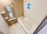 【バスルーム】浴室換気乾燥暖房機付きの1坪バスルーム。