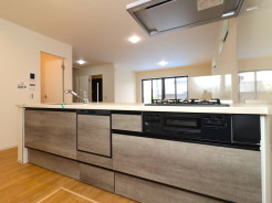 【Kitchen】
食洗器搭載のシステムキッチン。
家事の効率化が図れ、空いた時間に他の作業や家族との団らんを愉しめます。