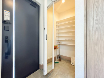 【建物プラン例】 参考プランはZEH水準となります。 建物面積:95.64㎡|建物参考価格:2400万円(外構費用、設計費用は込み) ※地盤改良が発生したら、最大30万円かかります。