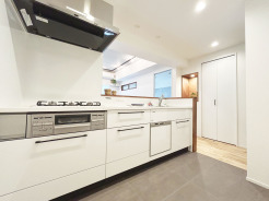 【Kitchen】
食洗器搭載のシステムキッチン。
家事の効率化が図れ、空いた時間に他の作業や家族との団らんを愉しめます。