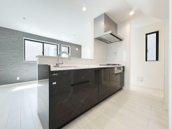 【Kitchen】
食洗器搭載のシステムキッチン。
家事の効率化が図れ、空いた時間に他の作業や家族との団らんを愉しめます。