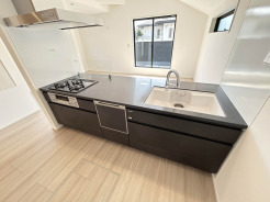 【Kitchen】
洗練されたデザインのキッチンは、日々の暮らしに心地よいリズムと彩りをもたらします